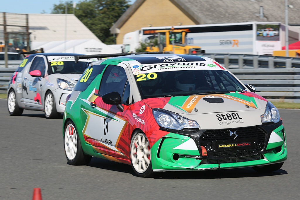 Det er tæt opgør i DS3 Cup - Oliver Larsen (#20) vs Anders Majgaard (#28)
(Foto: Motorsporten.dk)